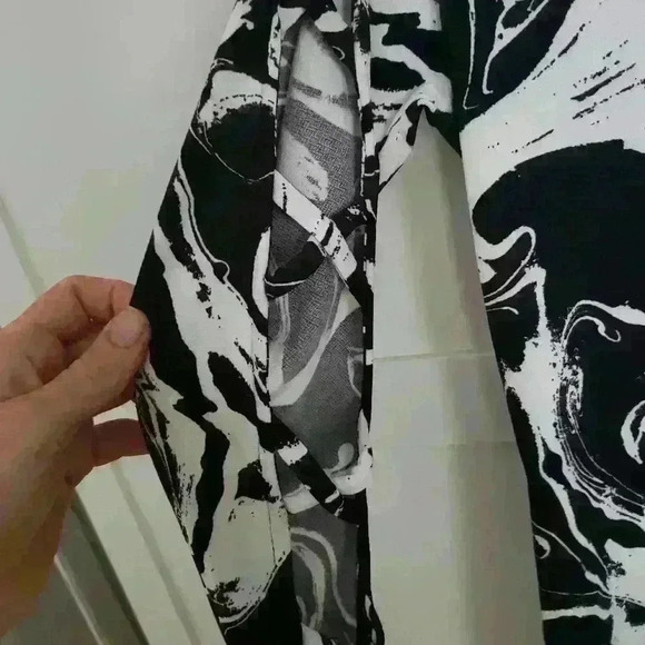 BOLD ELEMENTS | Women's Black/White Swirl Stretchy 3/4 Length Sleeve Top - Picture 4 of 4